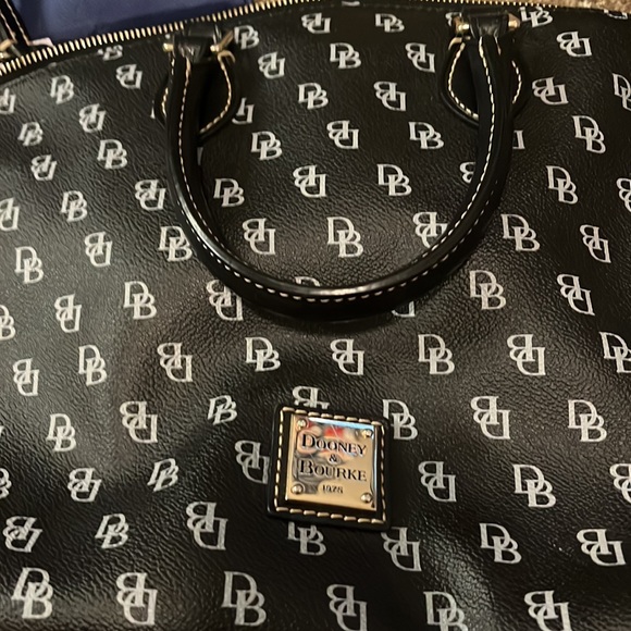 Dooney & Bourke dome Leather shoulder purse with crops body strap - Picture 2 of 9